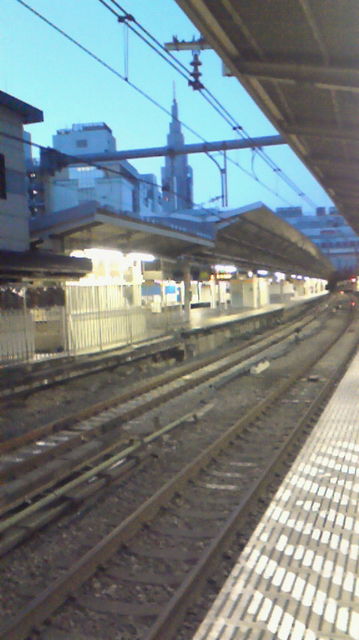 新宿駅朝のプラットフォーム